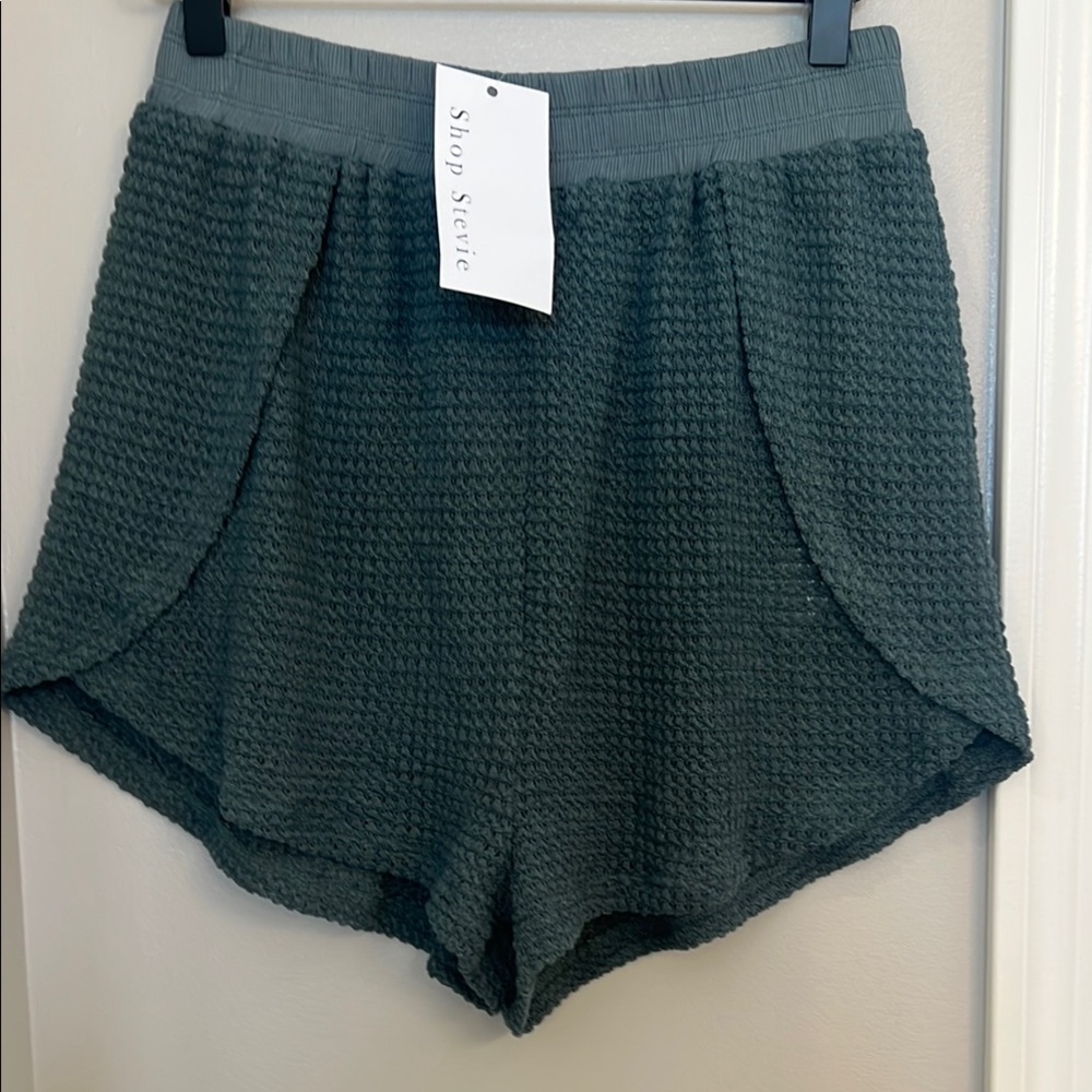 Shop Stevie High Waist Green Shorts with Textured Design.
💋Final price💋